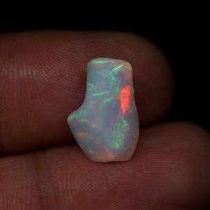 3,00 ct Welo-opal grov, naturlig friformskristall (15 x 9 mm)