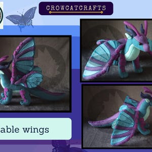 K&ouml;nnte beinhalten: Ein Pl&uuml;schdrachen-Spielzeug mit beweglichen Fl&uuml;geln. Der Drache hat einen teal-farbenen K&ouml;rper, lila Fl&uuml;gel mit teal-farbenen Akzenten und lila H&ouml;rner. Das Bild enth&auml;lt den Text "Crowcatcrafts" und "Posable wings".