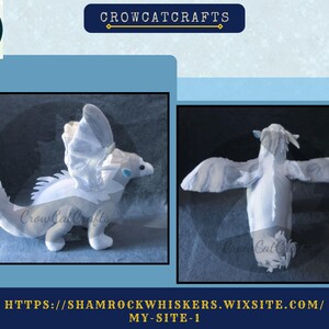 Puede incluir: Dos peluches de drag&oacute;n en un esquema de color azul claro y blanco. Un drag&oacute;n se muestra de lado, el otro de frente con las alas extendidas. Los juguetes tienen alas grandes y una cola larga. El texto "CrowCatCrafts" es visible.