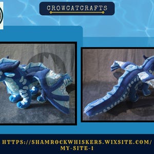 以下が含まれることがあります： 青と白の2色のぬいぐるみドラゴンのおもちゃが表示されています。ドラゴンは、詳細な翼、尾、体の模様を持っています。「CROWCATCRAFTS」の文字が見えます。ウェブサイトのアドレスも表示されています。