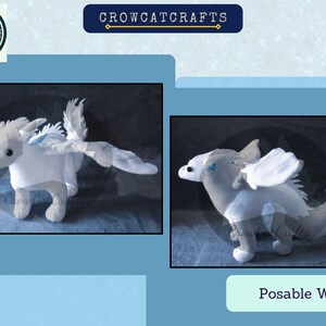 Puede incluir: Dos im&aacute;genes de un drag&oacute;n de peluche blanco con alas articuladas. El drag&oacute;n tiene una cola larga, peque&ntilde;os detalles azules y una expresi&oacute;n amigable. Las alas son grandes y detalladas. El texto "Crowcatcrafts" es visible.