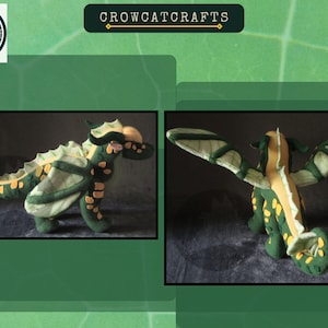 K&ouml;nnte beinhalten: Zwei Pl&uuml;schdrachen-Spielzeuge werden gezeigt. Die Drachen sind gr&uuml;n, gelb und cremefarben, mit detaillierten Fl&uuml;geln und Schuppen. Der Text "CROWCATCRAFTS" ist &uuml;ber den Bildern zu sehen. Ein Drache hat seine Fl&uuml;gel gefaltet, der andere hat seine Fl&uuml;gel ausgebreitet.