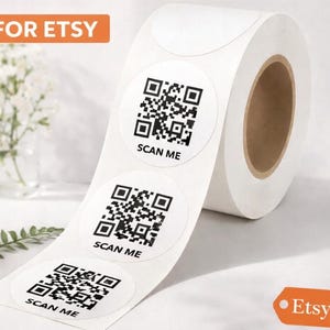 Peut inclure: Un rouleau d'autocollants ronds blancs avec des codes QR noirs et le texte "SCAN ME". Les autocollants sont conçus pour Etsy et sont sur un rouleau. L'arrière-plan est de couleur neutre.