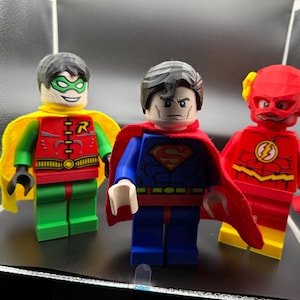 Super Freunde mit Umhängen und Accessoires