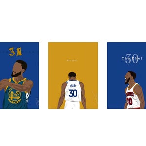 Puede incluir: Tres impresiones de arte digital con el jugador de baloncesto Stephen Curry. La primera impresión es azul con el texto "The 30" y un número 30 amarillo. La segunda impresión es amarilla con el texto "The Chef" y un número 30 blanco. La tercera impresión es azul con el texto "The 30 Chef" y un número 30 amarillo.
