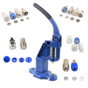 Könnte beinhalten: Eine blaue manuelle Druckknopfpresse aus Metall mit langem Hebel und Federmechanismus. Das Set enthält verschiedene silberfarbene Metallstempel, austauschbare Komponenten und blaue Kunststoff-Druckknopfteile, die um das Werkzeug angeordnet sind.