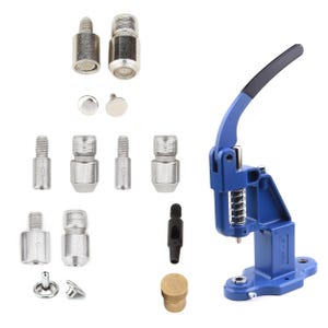 Könnte beinhalten: Ein blaues, handbetriebenes Presswerkzeug aus Metall mit einem Hebel zum Setzen von Nieten und Ösen. Das Set enthält eine Vielzahl von silberfarbenen Niet- und Ösenwerkzeugen, einen schwarzen Stempel und eine goldfarbene Basis.