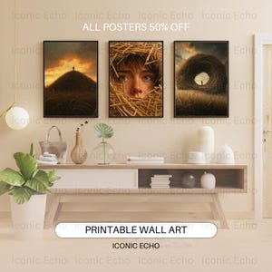 Może przedstawiać: Trzy oprawione wydruki artystyczne z obrazami o tematyce przyrodniczej. Wydruki są wyświetlane nad drewnianym stołem konsolowym. Widoczny jest tekst "ALL POSTERS 50% OFF" i "PRINTABLE WALL ART". Widoczna jest również nazwa marki "Iconic Echo".