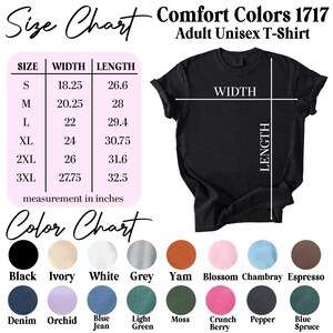 Op de afbeelding: Een maattabel en kleurenkaart voor het Comfort Colors 1717 unisex t-shirt. De maattabel toont breedtes en lengtes in inches voor de maten S tot 3XL. De kleurenkaart bevat zestien cirkelvormige kleurstalen met labels zoals Black, Ivory, White, Grey, Yam, Blossom, Chambray, Espresso, Denim, Orchid, Blue Jean, Light Green, Moss, Crunch Berry, Pepper en Blue Spruce.