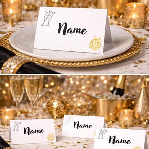 Può includere: Segnaposto bianchi con la parola "Name" in corsivo nero, un'illustrazione di bicchiere di champagne e una palla da discoteca dorata. I segnaposto sono su piatti bianchi con bordi dorati, circondati da calici di champagne e candele.