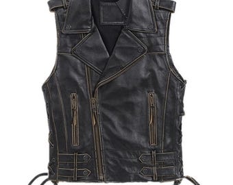 Könnte beinhalten: Schwarze Lederweste im klassischen Biker-Stil. Mit Reverskragen, asymmetrischem Reißverschluss, mehreren Reißverschlusstaschen und seitlichen Schnürdetails. Die Weste hat ein Used-Finish und Metallbeschläge.