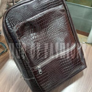 Mochila em couro legítimo preto com textura de crocodilo – Bolsa unissex para viagens e trabalho.