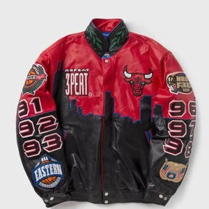 Könnte beinhalten: Rote und schwarze Lederjacke mit mehreren Aufnähern und dem Chicago Bulls Logo. Mit dem Text "REPEAT 3PEAT" und den Jahren "91, 92, 93, 96, 97, 98". Enthält NBA- und Finals-Aufnäher.