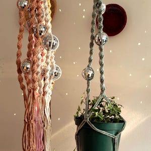 Disco Ball Plant Hanger – Sparkling Boho Macramé Planter, Sun Catcher Home Décor, Retro hanging plant pot holder