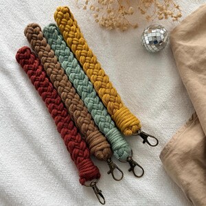 Handgefertigter Schlüsselanhänger aus Makramee: Boho Taschenanhänger, bronzefarbener Verschluss