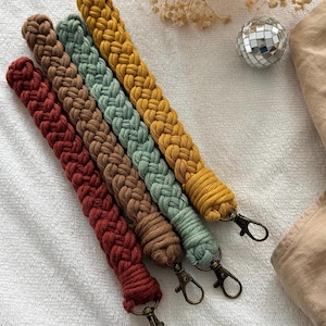 Llavero de macramé hecho a mano: llavero bohemio de algodón para mujer.