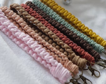 Portachiavi da polso in macramè fatto a mano: portachiavi in cotone boho per regali da donna
