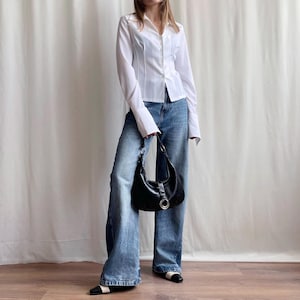 Vintage Y2K Schwarze Kunstleder Baguette Hobo Bag, Kleine Umhängetasche mit klobigen Silberringen und Kontrastnähten