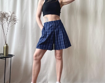 Mini shorts vintage a vita alta con pieghe, a quadri blu e gamba larga, taglia S/M