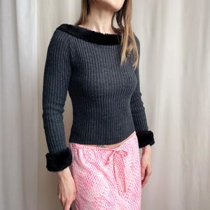 Vintage Y2K Wool Blend Ribbed Knit Sweater with Black Faux Fur Trim – Dark Gray Fitted Boat Neck Jumper – Size S/M