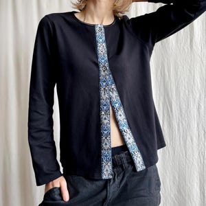 Puede incluir: Un letrero de madera rústica con el texto "Welcome to our home" en letras blancas. El letrero presenta un acabado envejecido y un diseño sencillo y acogedor.