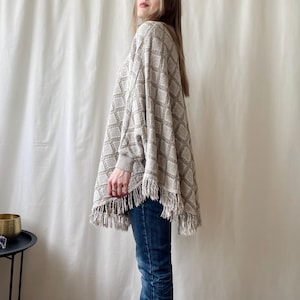 Vintage beige katoenen poncho-cape met lange mouwen en franje, boho-mantel met knopen aan de voorkant
