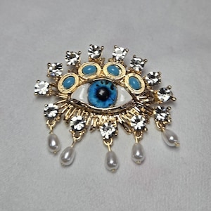 Broche gótico com globo ocular