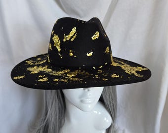 Zwarte gleufhoed met brede rand en gouden glitterspetters | Handgemaakte statement festivalhoed