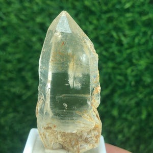 Piękny tęczowy kwarc Crystal Point – czysty, lśniący kwarc z wewnętrzną tęczą