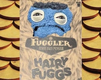 Muñeco de peluche extraño / Lindo peluche espeluznante / Juguete de exhibición en estantería