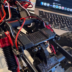Hobbyplus Cr18 Evo Pro Juiced up body mount crossmember