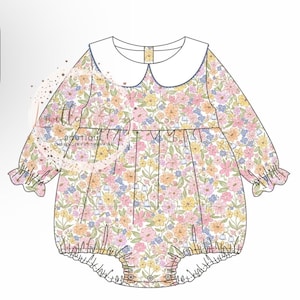 Op de afbeelding: Een witte baby romper met lange mouwen, een bloemenprint en een witte Peter Pan kraag. De romper heeft een gerimpelde zoom en manchetten.