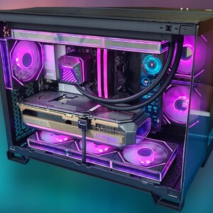 Puede incluir: Una carcasa de computadora personalizada con un panel lateral de vidrio, que muestra los componentes internos. La carcasa presenta una vibrante iluminación LED púrpura que ilumina ventiladores, una tarjeta gráfica y otro hardware. La tarjeta gráfica tiene un diseño dorado y negro.