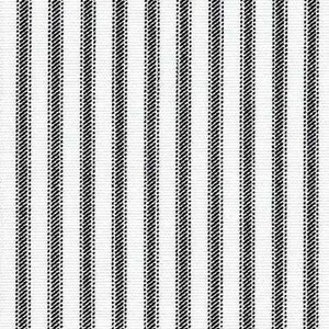 Op de afbeelding: Zwart-wit gestreept stof met een subtiel textuurpatroon. De strepen zijn dun en gelijkmatig verdeeld.