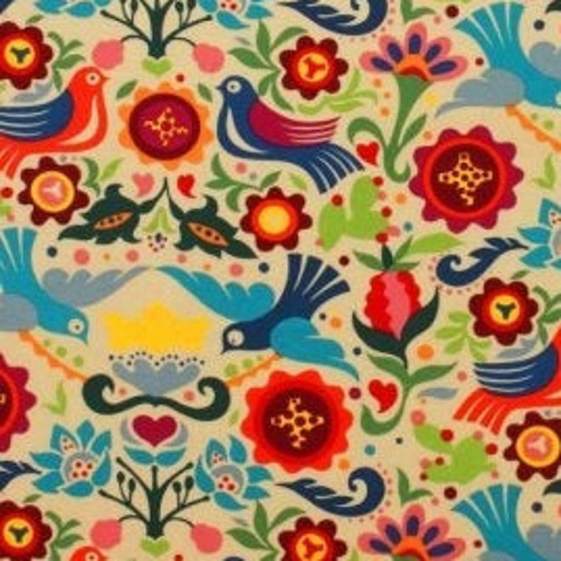 Op de afbeelding: Een kleurrijke stof met een herhalend patroon van gestileerde vogels, bloemen en bladeren. De achtergrond is licht beige. De vogels zijn blauw, rood en paars. De bloemen zijn rood, geel, oranje en roze. De bladeren zijn groen.