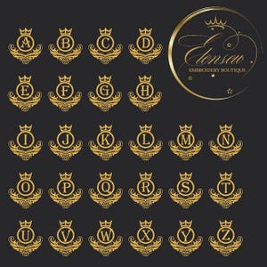 Könnte beinhalten: Ein goldenes Alphabet mit einer Krone und einem verzierten Design. Jeder Buchstabe befindet sich in einem Kreis mit Flügeln. Der Text "lensew EMBROIDERY BOUTIQUE" befindet sich in einem Kreis mit einer Krone und Sternen.