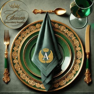 Puede incluir: Un plato de cena verde y dorado con un borde dorado y diseños intrincados. Una servilleta verde con una corona dorada y la letra A se coloca en el plato.