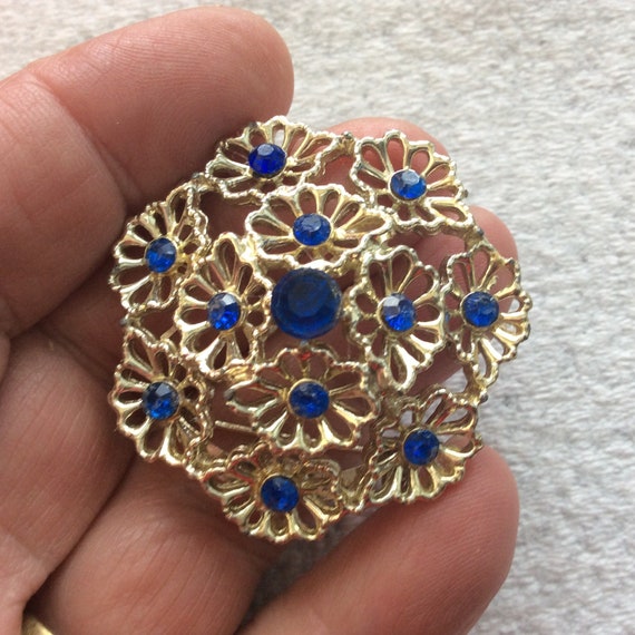 Vintage 1950s blue rhinestone floral brooch pin. - image 4