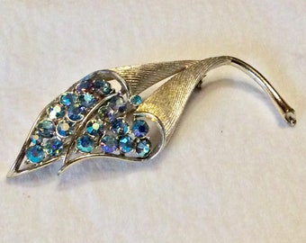 1950s Coro Pegasus blue aurora borealis floral brooch pin.