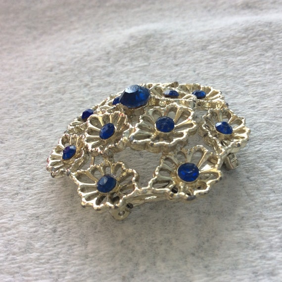 Vintage 1950s blue rhinestone floral brooch pin. - image 2