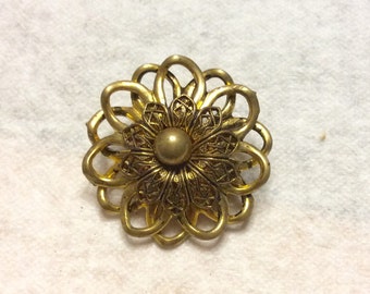 Vintage 1950's gold metal floral flower filigree brooch pin.