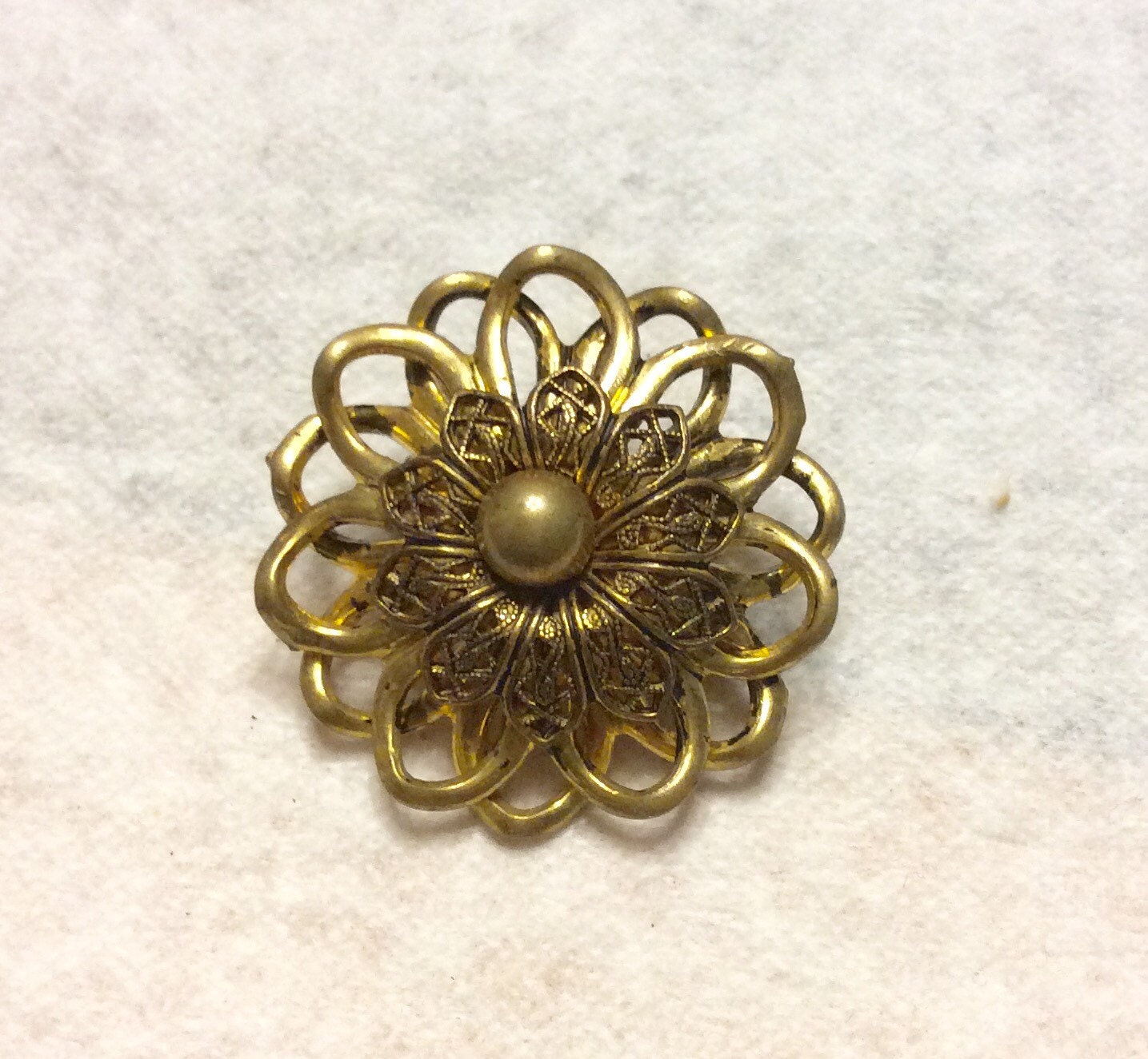 Vintage 1950's gold metal floral flower filigree brooch | Etsy