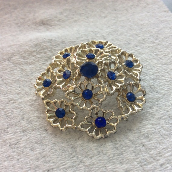 Vintage 1950s blue rhinestone floral brooch pin. - image 3