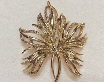 Vintage frosted gold toned metal fern leaves brooch pin .