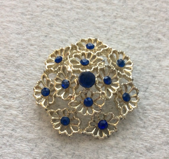 Vintage 1950s blue rhinestone floral brooch pin. - image 1