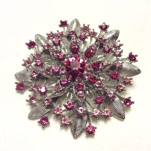 Vintage silver metal pink rhinestones flower cluster brooch pin.
