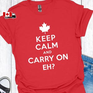 Puede incluir: Camiseta roja con una hoja de arce canadiense blanca y el texto "Keep Calm and Carry On Eh?"