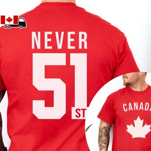 Puede incluir: Camiseta roja con texto blanco que dice "Never 51st" en la espalda. Una segunda camiseta roja con texto blanco que dice "Canada" y una hoja de arce blanca en el frente.