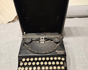 Máquina de escribir portátil Remington antigua con estuche de transporte.