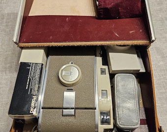 Vintage Polaroid Land Camera Model 800 in Case
